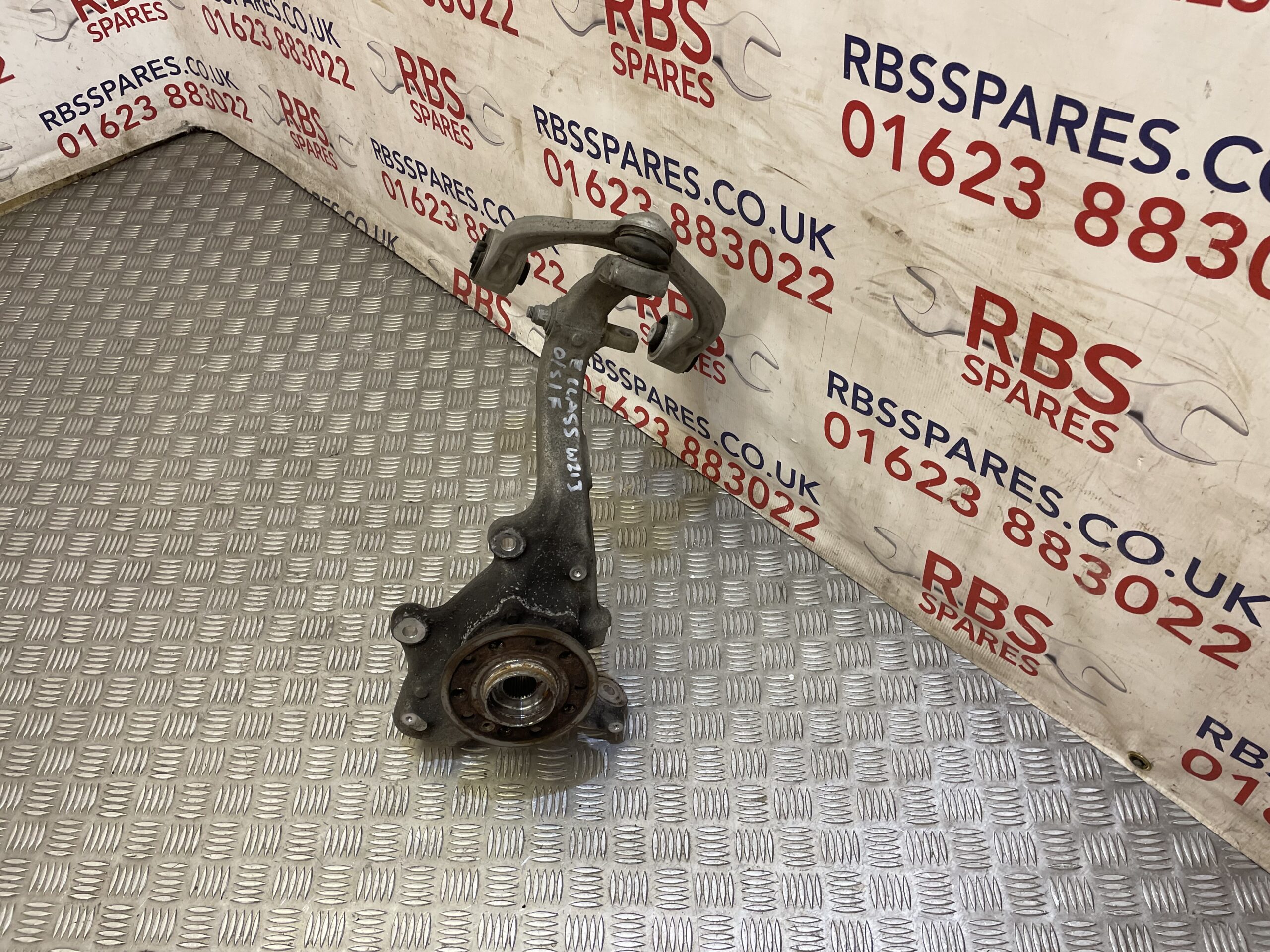 Mercedes E Class W213 Front Right Wheel Hub + Wishbone Part No. A2133325200 - Image 2