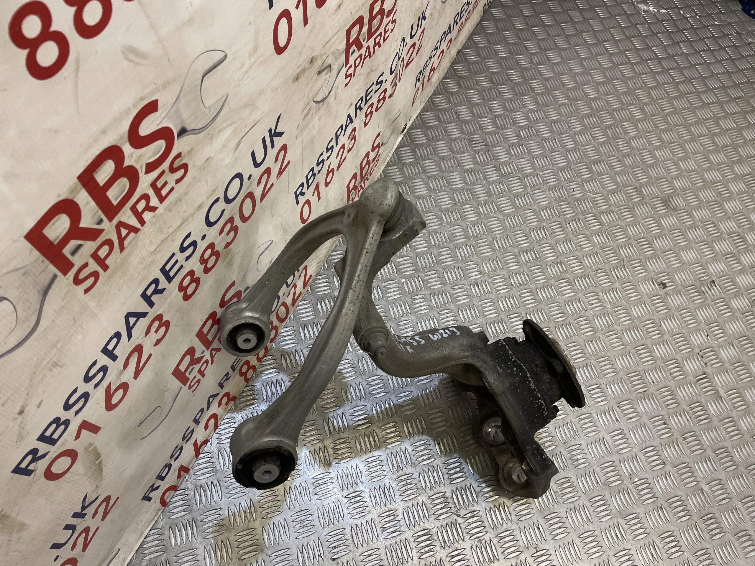 Mercedes E Class W213 Front Right Wheel Hub + Wishbone Part No. A2133325200 - Image 3