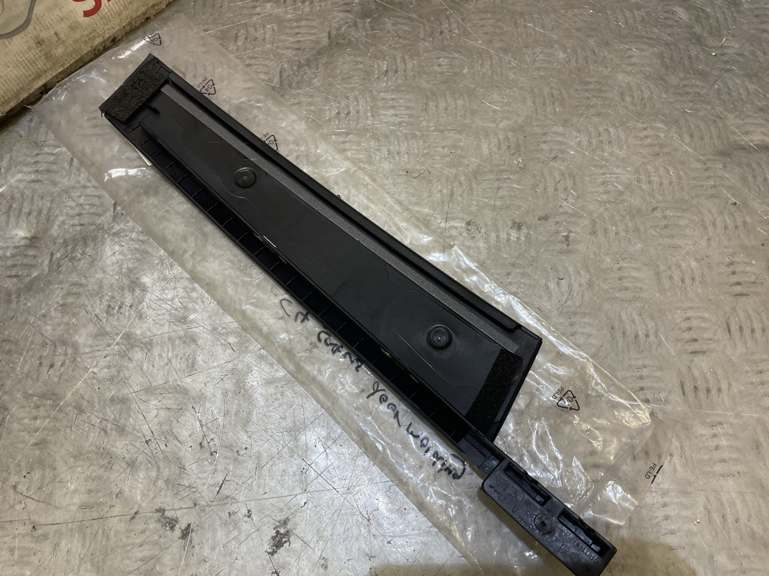 Citroen C4 Cactus Door Molding 16-On P/n 9801007280 (New+Gen) - Image 4