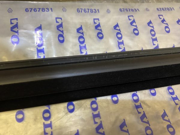 Volvo XC90 Front Right Window Belt Weatherstrip 2004-2014 Part No. 30745498 - Image 4