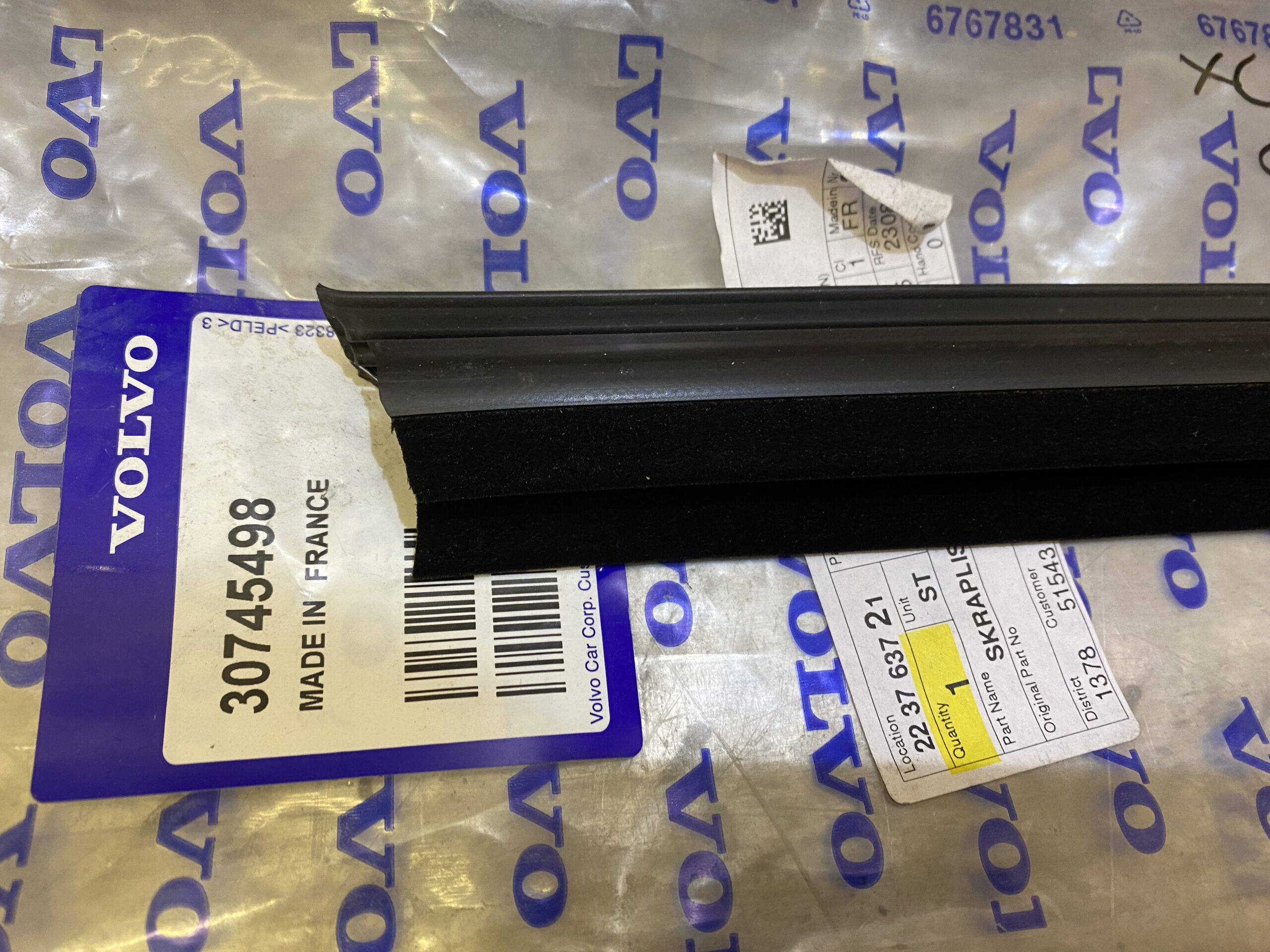 Volvo XC90 Front Right Window Belt Weatherstrip 2004-2014 Part No. 30745498 - Image 2