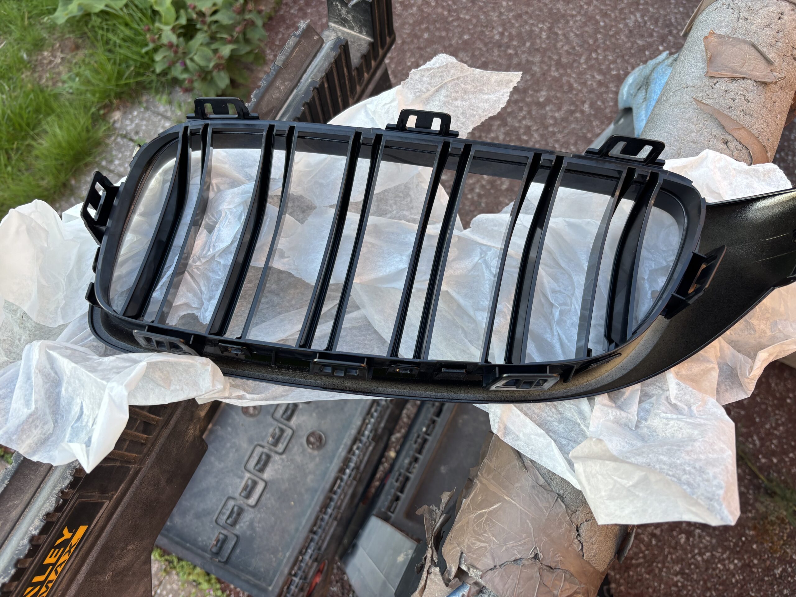 Bmw 4 Series M4 F82 Kidney Grill Front Right P.n 51712352812 - Image 2