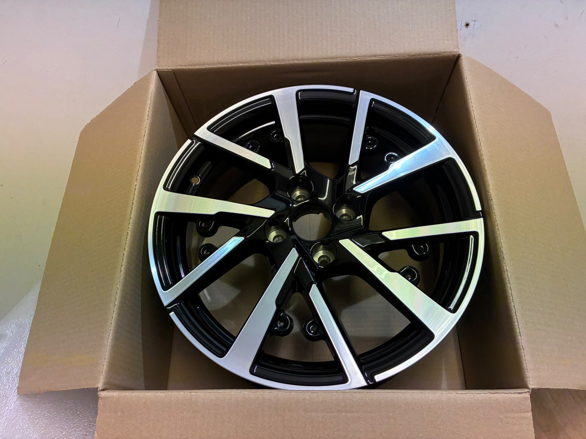 Peugeot 208 17" Alloy Wheel 7J ET32 19-On P.n 9825165080