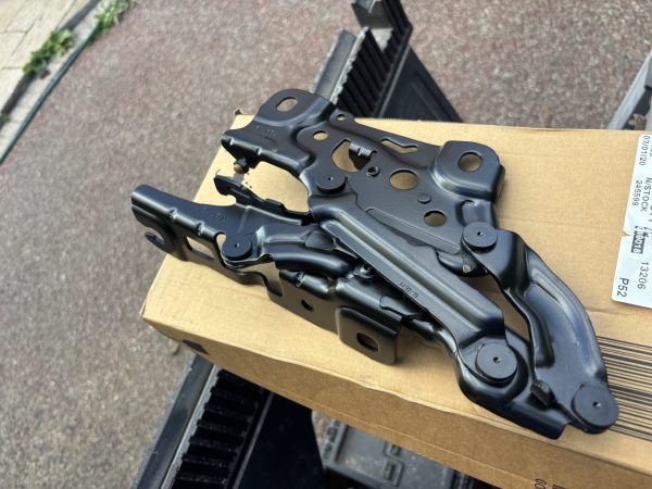 BMW 5 Series Bonnet Hinge G30/31 Right P.n 41007427052 - Image 2