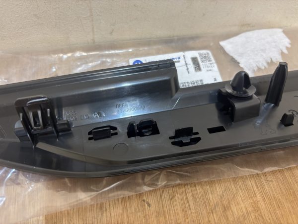 Peugeot 2008 Wing Trim Right 19-On P.n 98258608XY - Image 2