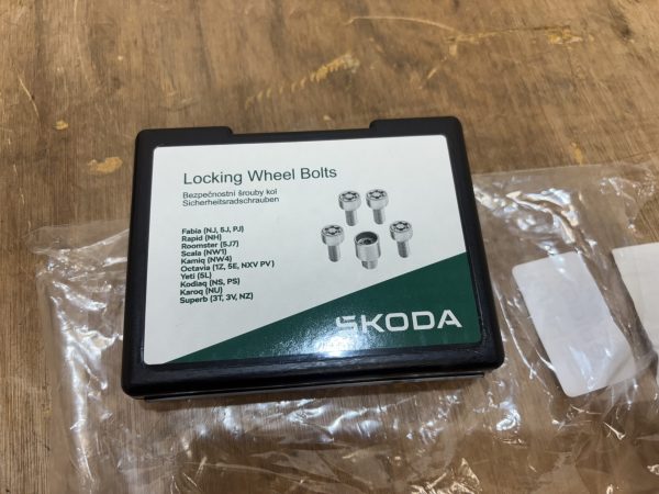 Skoda Locking Wheel Nut Set P.n 000071597C