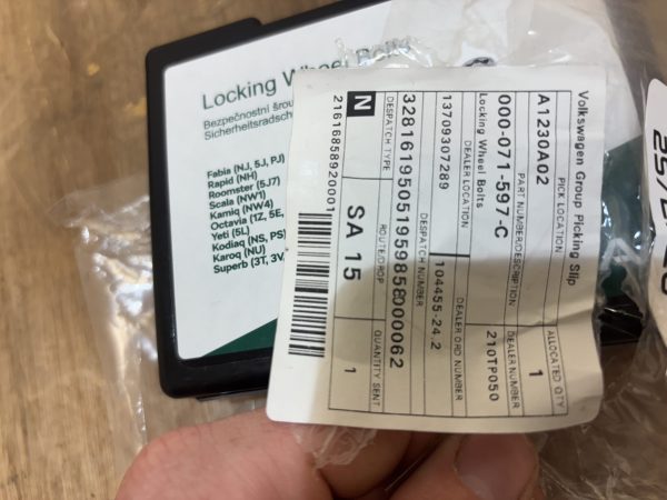 Skoda Locking Wheel Nut Set P.n 000071597C - Image 2
